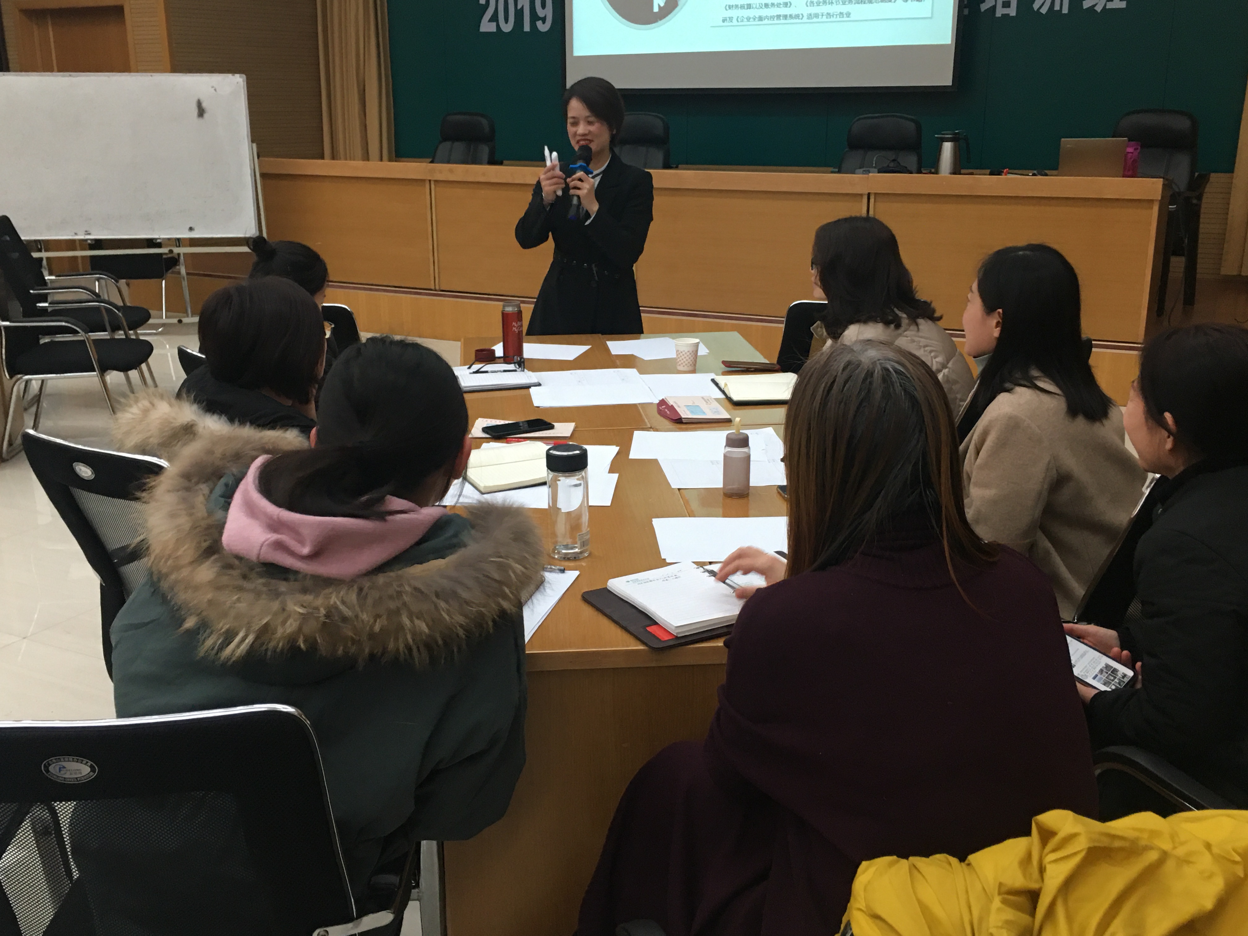 文辉玲老师12月19-20日为运城电力公司讲授《个人所得税与财务报表》的课程圆满结束！