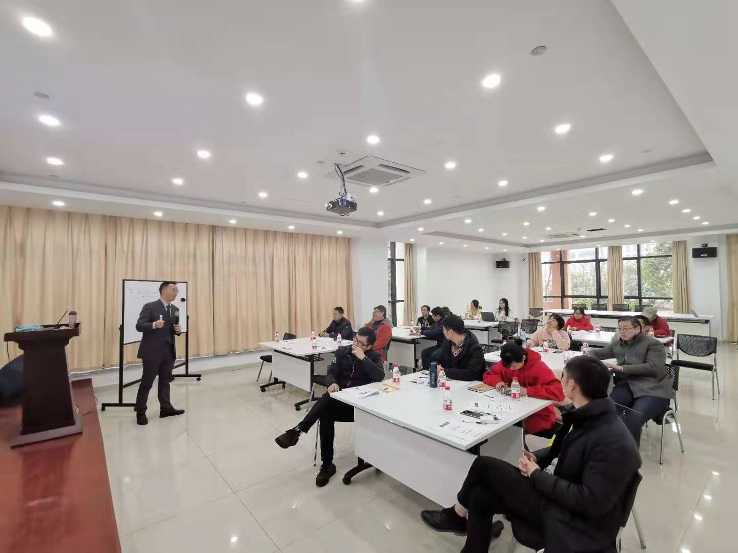 【青年干部成长导师-龙飞老师】12月24号龙飞老师在杭州讲授《非人力资源的人力资源管理》公开课