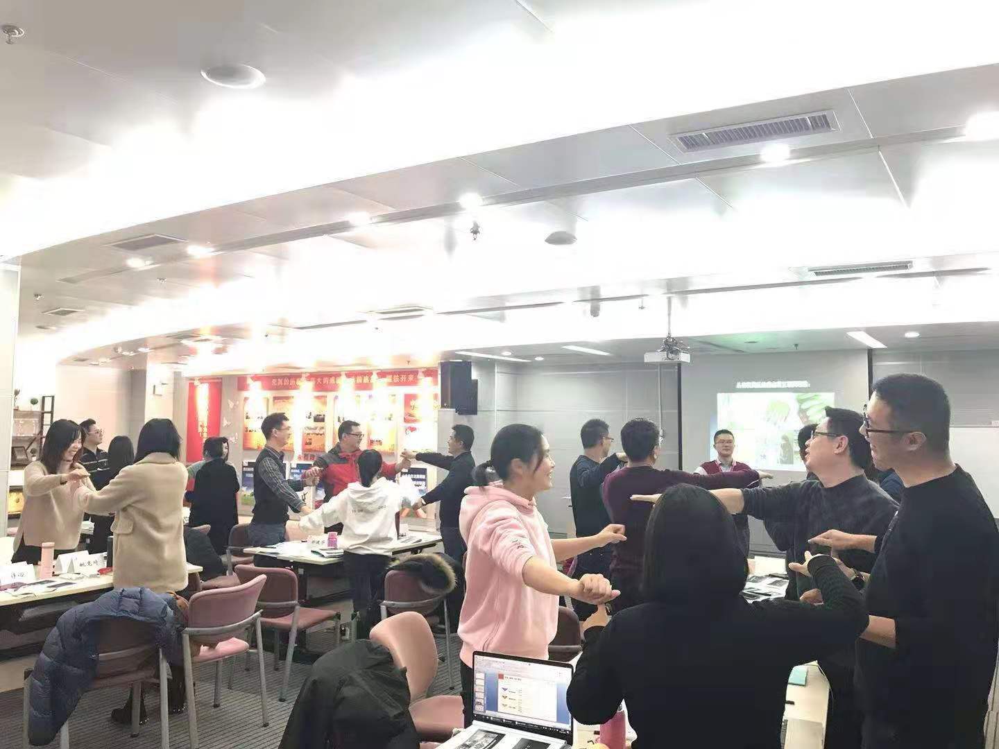 12月26-27日，贺新杰老师给武汉联通上《互联网转型》圆满结束