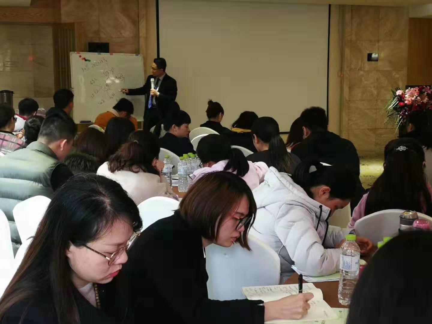 2019.12.28郭宏伟老师为兴业银行南宁分行进行了一场精彩的《产品营销理念与实战训练》的授课