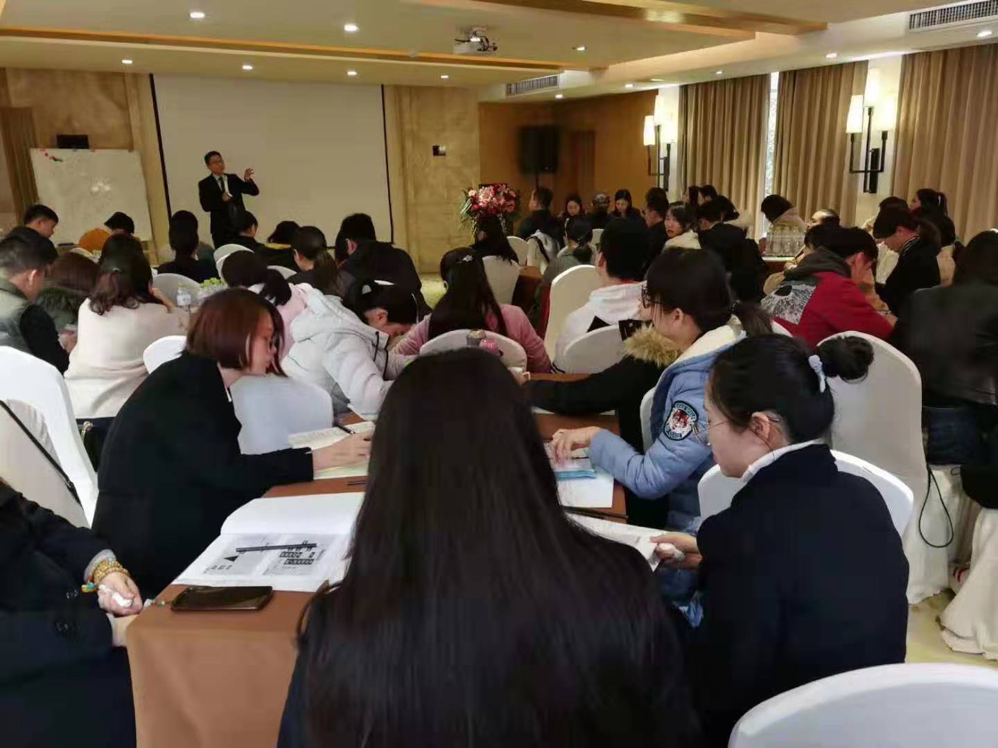 2019.12.28郭宏伟老师为兴业银行南宁分行进行了一场精彩的《产品营销理念与实战训练》的授课